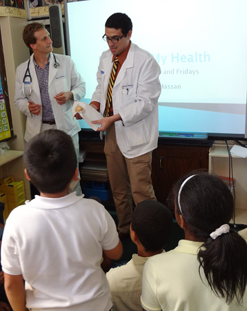 Einstein students talk to schoolchildren about health