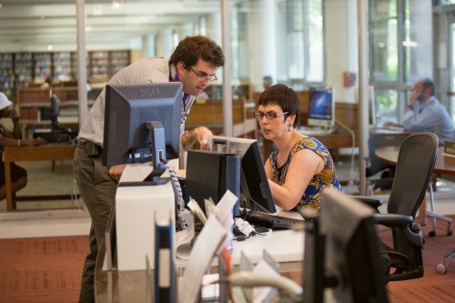 Aurelia Minuti, head of reference & educational services at D. Samuel Gottesman Library at Albert Einstein College of Medicine, assists a student.